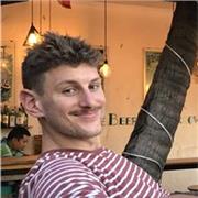 Un profesor de Inglés joven, amigable y comunicativo, con ganas de enseñar y mejorar tu Inglés